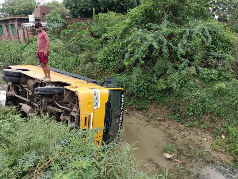 मोंठ में बड़ा हादसा: स्कूली बच्चों से भरी बस माइनर में गिरी, प्रशासन ने संभाला मोर्चा