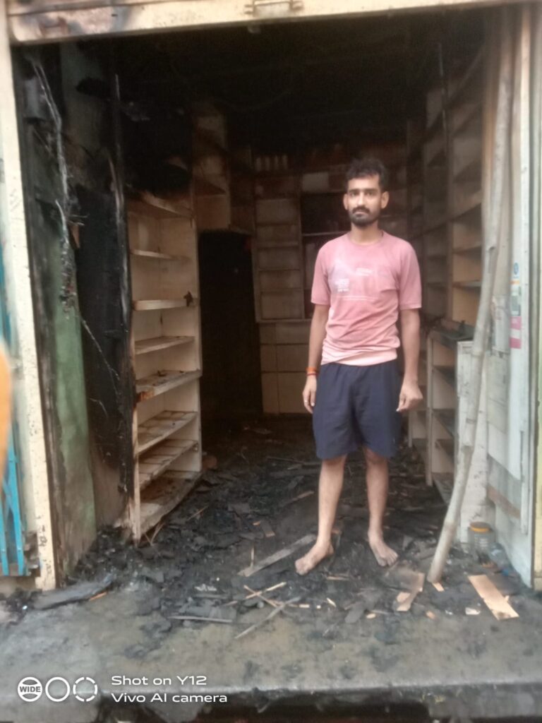 कटरा बाजार मोठ में भीषण आग, लाखों का माल जलकर राख