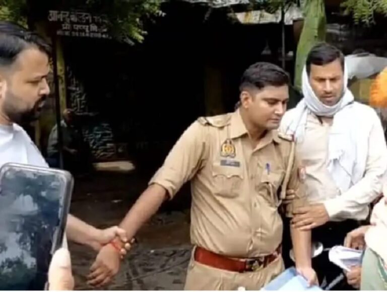 झांसी में रिश्वत लेते रंगे हाथ पकड़ा गया मऊरानीपुर का दरोगा, एंटी करप्शन टीम की बड़ी कार्रवाई