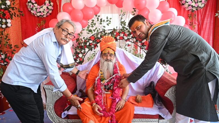 गुरु पूर्णिमा पर गुरु पूजन के साथ हुआ कन्नौज के पूर्व सांसद सुब्रत पाठक का तुलादान।
