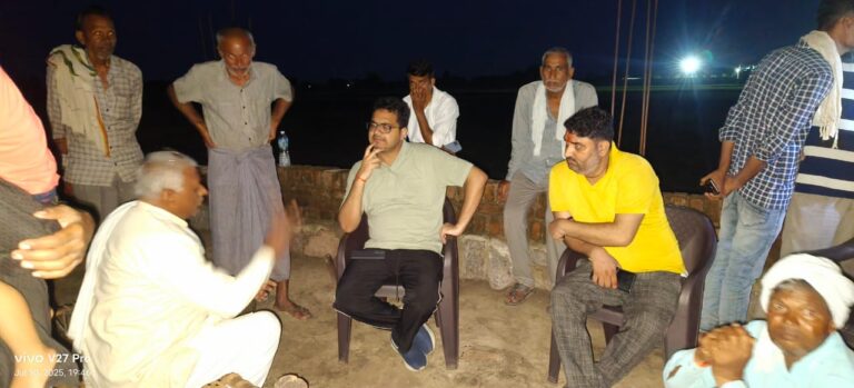 झांसी के सेमरी में किसान ने लगाई फांसी, एसडीएम मोंठ ने गांव पहुंचकर ली जानकारी।