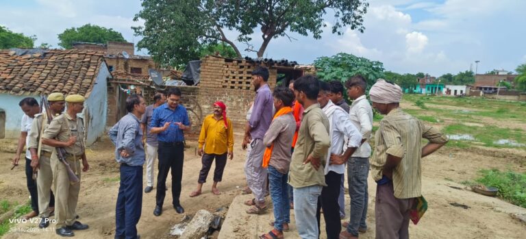 झांसी के समथर में पंडोखर रोड पर घायल हुईं चार गायें, पुलिस ने कराई तुरंत चिकित्सा। सूचना पर एसडीएम मोंठ मौके पर पहुंचे।