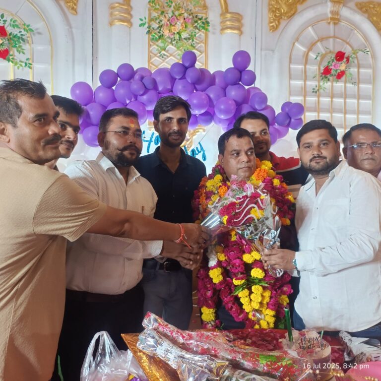 अनिल पाठक का जन्मदिन समर्थकों ने धूमधाम से मनाया।