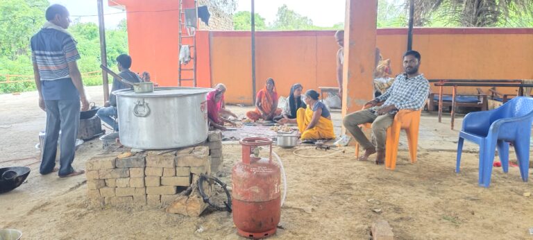 मोंठ में गुरु पूर्णिमा पर खेरापति सरकार हनुमान मंदिर में विशाल भंडारे का आयोजन।
