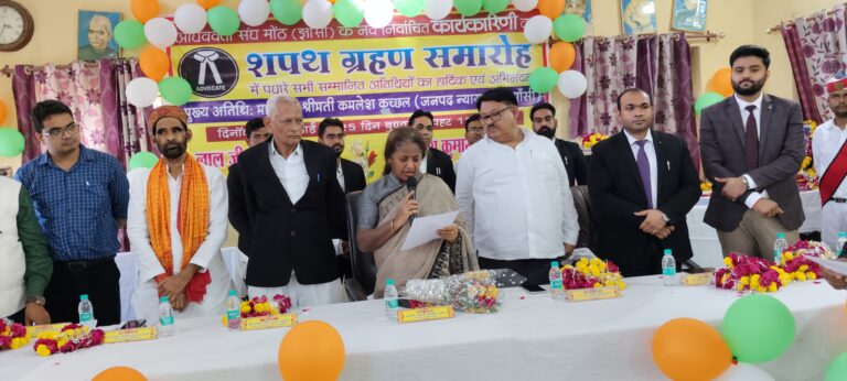 मोंठ अधिवक्ता संघ की नव निर्वाचित कार्यकारिणी को पद एवं गोपनीयता की शपथ दिलाई।