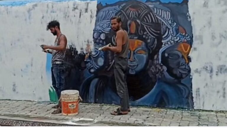 ललितपुर में रेलवे स्टेशन के बाहर दीवार पर धार्मिक पेटिंग पर लघुशंका करने वाला मुख्य आरक्षी निलंबित, रेलवे ने कराई दीवार की पुताई