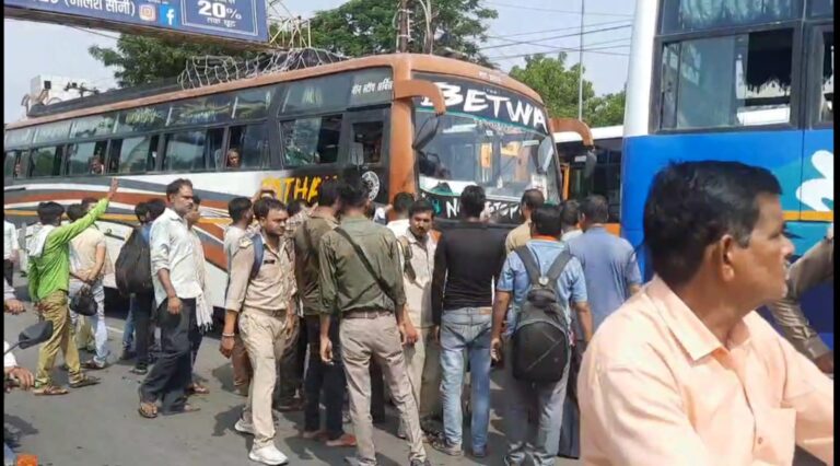 “झांसी में रोडवेज बाबू से मारपीट, निजी बस संचालक पर आरोप”