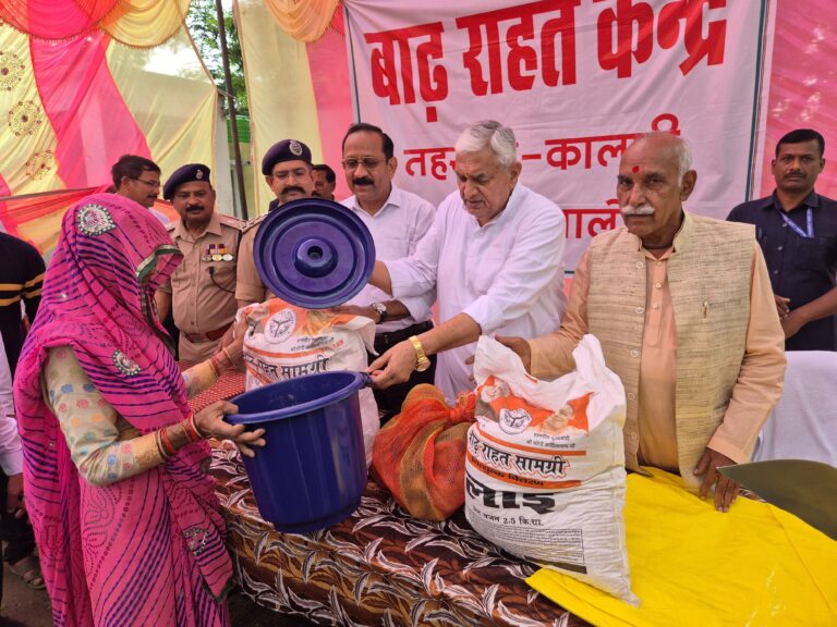 जनता के साथ सरकार, बाढ़ क्षेत्र में स्टीमर से पहुँचे अधिकारी, राहत शिविरों में मदद पहुँची