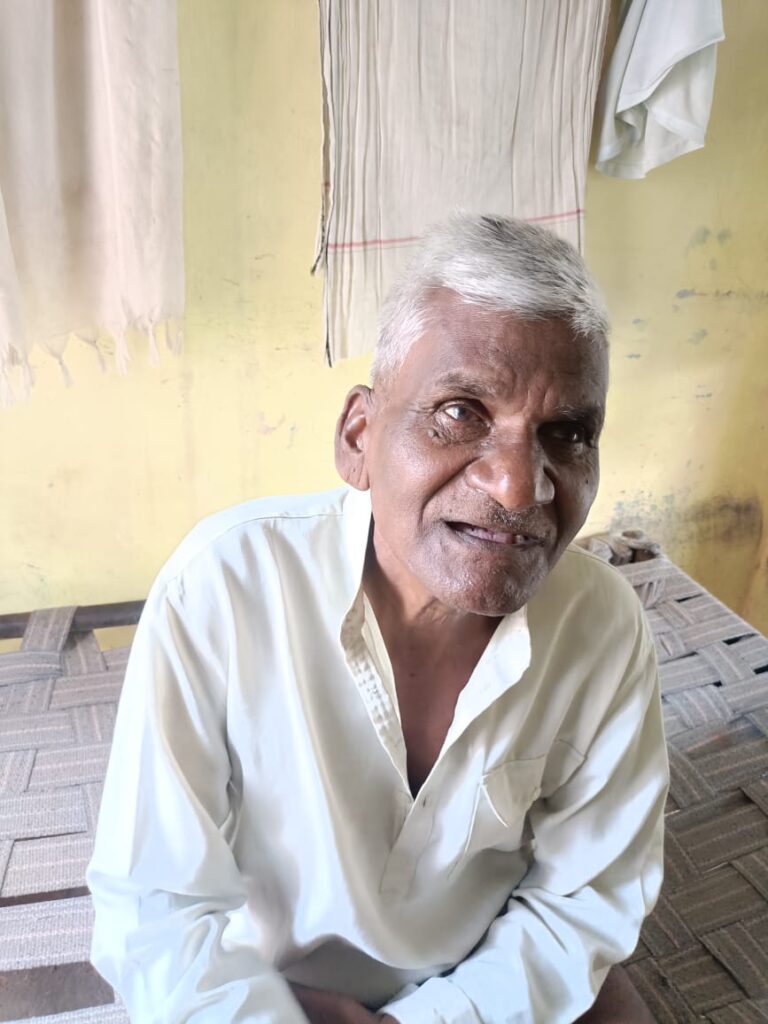 बैंक से पैसा निकालने गये वृद्ध किसान की जेब से 2 हजार रुपये निकले