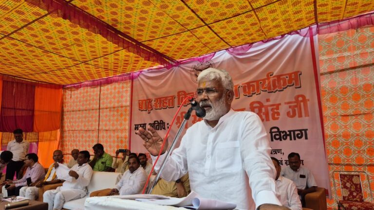 उत्तर प्रदेश सरकार बाढ़ राहत कार्यों को लेकर पूरी तरह प्रतिबद्ध, जल शक्ति मंत्री ने किया हवाई सर्वेक्षण, राहत सामग्री वितरित