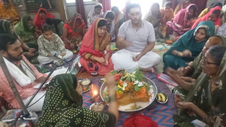 सावन के चौथे सोमवार को शिव मंदिर में उ उमड़ी  भीड़