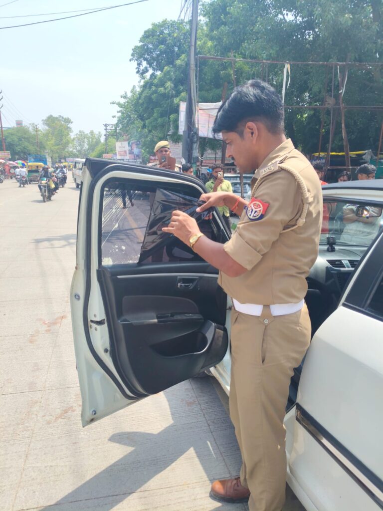 पुलिस ने वाहनों से काली फिल्म  उतारी