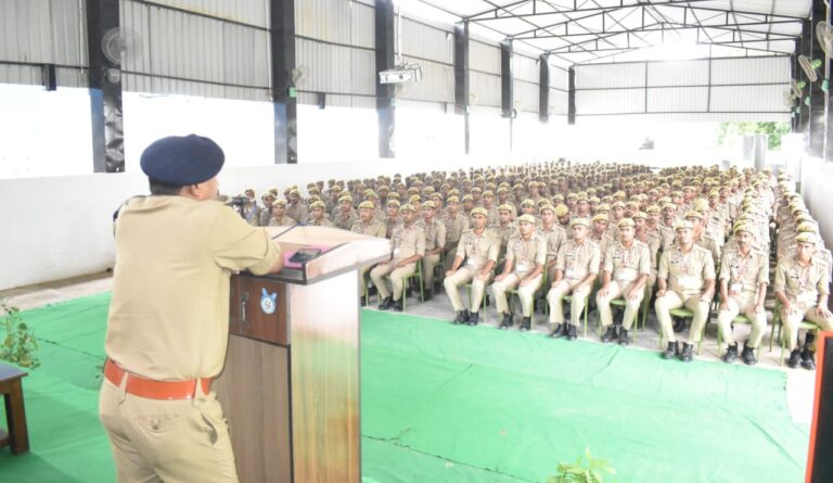:पुलिस अधीक्षक डॉ. दुर्गेश कुमार ने रिक्रूट आरक्षियों से किया संवाद, प्रशिक्षण व्यवस्था का लिया जायजा