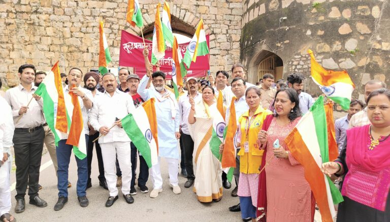 काकोरी ट्रेन एक्शन के अमर शहीदों की स्मृति में झांसी में प्रभात फेरी और प्रदर्शनी का आयोजन