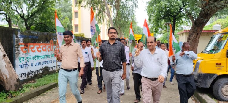 मोंठ  में अधिकारियों ने स्कूली बच्चों के साथ तिरंगा यात्रा