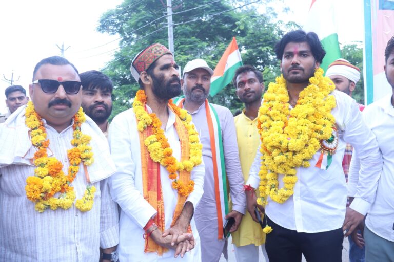 गरौठा विधायक की अगुवाई में युवा नेता रिंकू राजपूत ने सैकड़ों कार्यकर्ताओं के साथ तिरंगा यात्रा निकाली