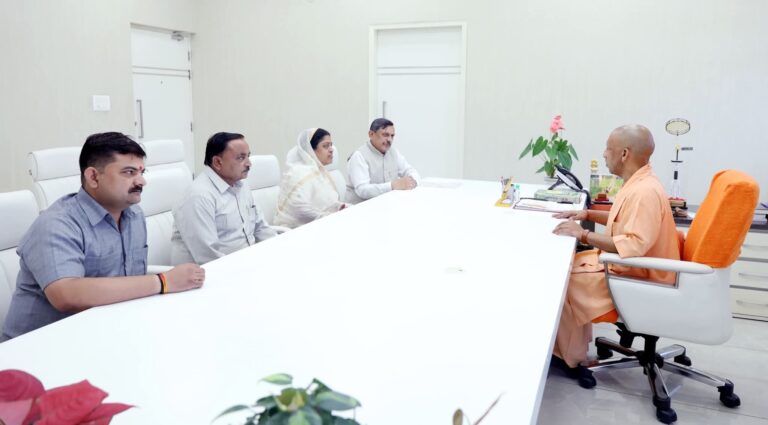झांसी के मेयर ने सीएम योगी से की शिष्टाचार भेंट, विकास योजनाओं पर हुई चर्चा