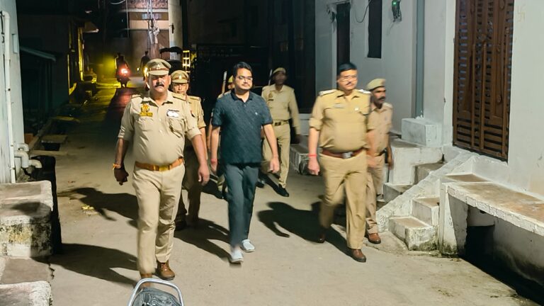 एसडीएम, सीओ, कोतवाल ने देर रात्रि दुर्गा पंडालों का किया निरीक्षण, मूर्ति विसर्जन रूट का लिया जायजा