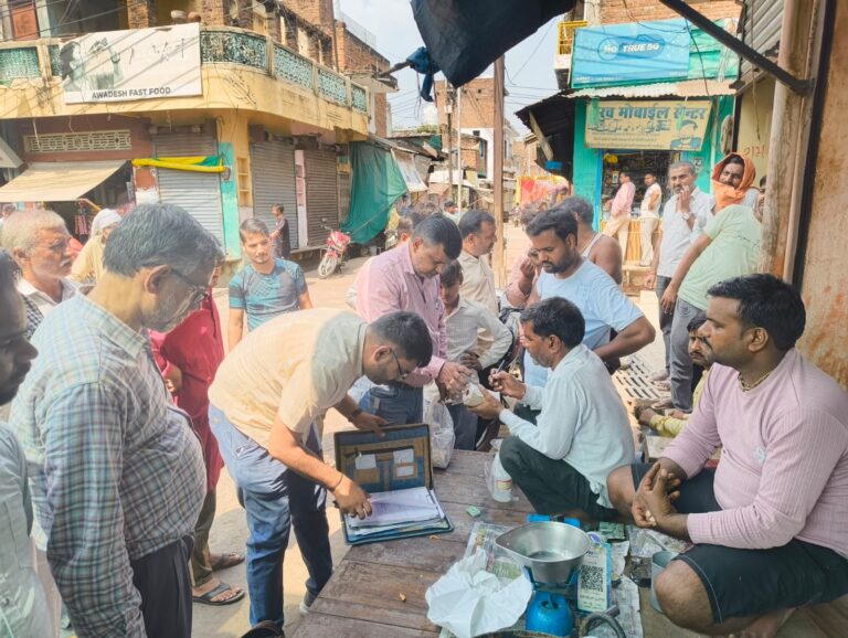 समथर (झांसी )– शुक्रवार को खाद्य विभाग की टीम ने समथर के बाजार में अचानक छापा मारकर खाद्य सामग्री के सेम्पल लिये ।