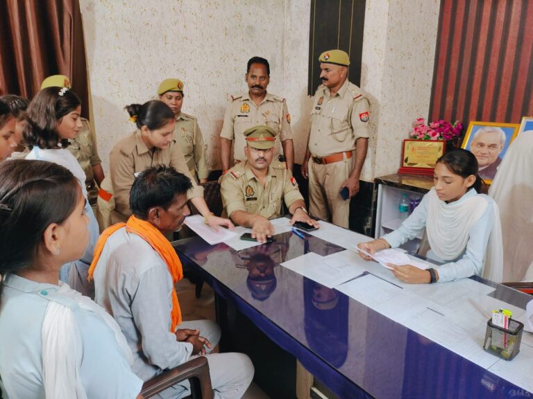 समथर=मिशन शक्ति अभियान के अंतर्गत समथर में राजकीय इंटर कॉलेज की इंटर की मेधावी छात्रा मोहिनी को एक दिन का थाना प्रभारी बनाया गया।