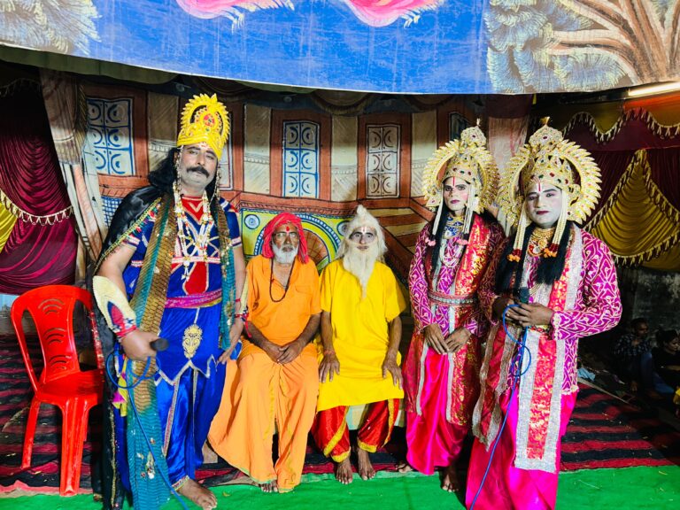 समथर=समथर के लोहागढ़ में नवरात्रि पर्व पर चल रही श्री रामलीला का मंचन किया जा रहा है ।