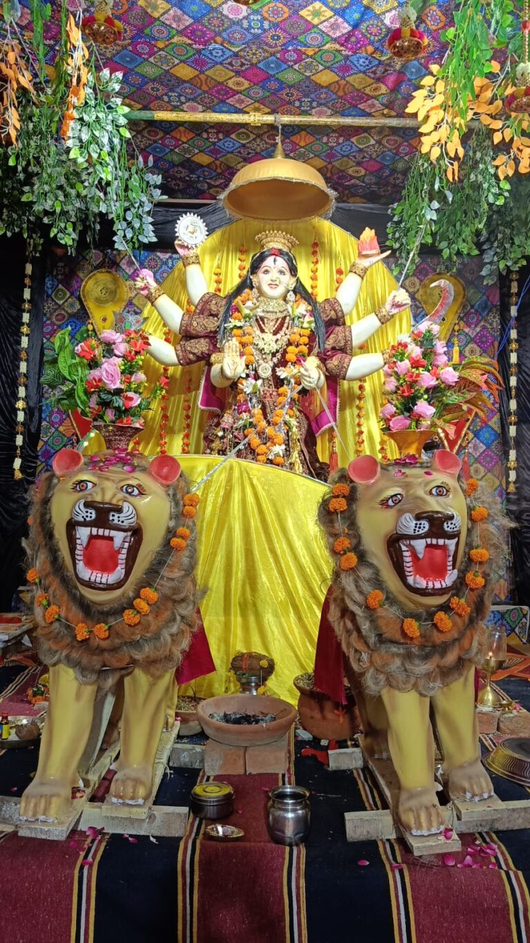 झांसी के समथर में नवरात्रि पर्व पर नगर में धार्मिक वातावरण बना हुआ है। दुर्गा पंडालों में माई की जय जय कार मची हुई है।