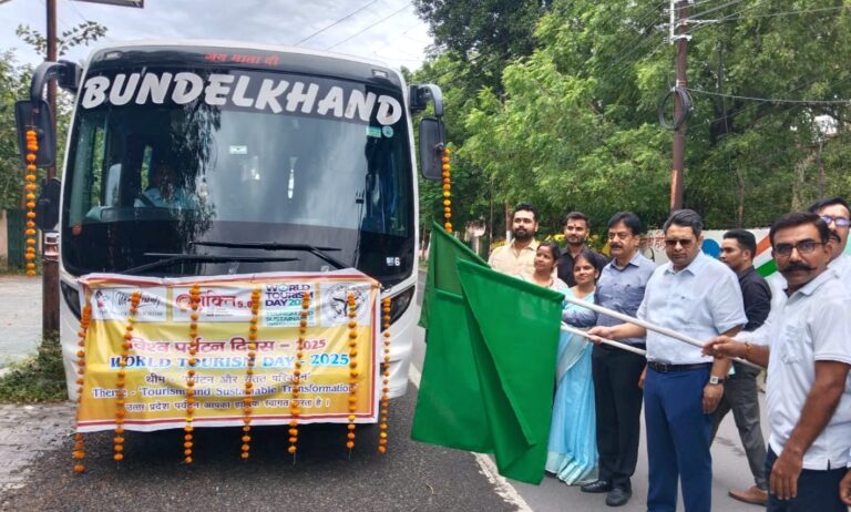 बुंदेलखंड में पर्यटन उद्योग की अपार संभावनाएं : जिलाधिकारी