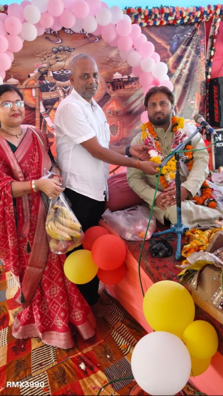 मोंठ–पांडोरी स्थित ध्वार की माता मंदिर पर चल रही श्रीमद्भागवत कथा के छठवें दिन गोवर्धन पूजा, छप्पन भोग, महारास लीला, रासलीला में भगवान शंकर का आना एवं श्री कृष्ण रुक्मिणी विवाह के प्रसंग का सुंदर वर्णन किया।