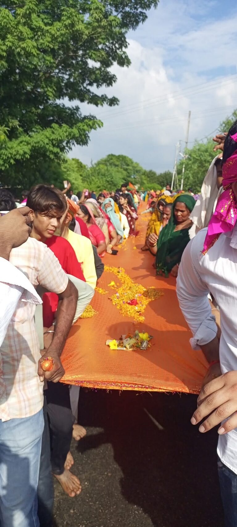 भांडेर में काली माता मंदिर रामगढ़ को चढ़ाई गई 191 मीटर लंबी चुनरी।
