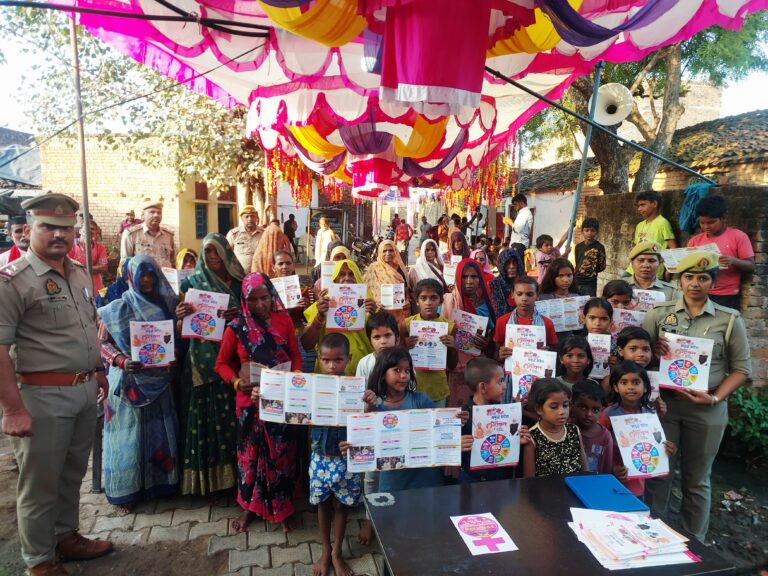 समथर — सरकार द्वारा चलाए जा रहे मिशन शक्ति अभियान फेस 5.0 के अंतर्गत थाना समथर क्षेत्र के ग्राम दतावली कला में पुलिस थाना समथर द्वारा महिलाओं को जागरूक किया गया ।