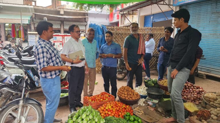 त्योहारों पर खाद्य सुरक्षा विभाग ने कई दुकानों पर की छापेमारी आलू की बेसन दूध के लिए गए नमूने