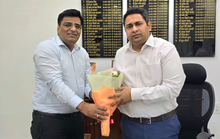मेडिकल कॉलेज के प्रोफेसर डॉ. नीरज बनोरिया को FACS फैलोशिप में चयन, जिलाधिकारी ने दी बधाई