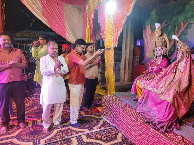 समथर — दशहरा पर्व महोत्सव पर नगर के अग्गा बाजार स्थित रामलीला मैदान में चल रही रामलीला में सीता की खोज,सुग्रीब मित्रता,बाली बध की लीला का मंचन सम्पन्न हुआ ।