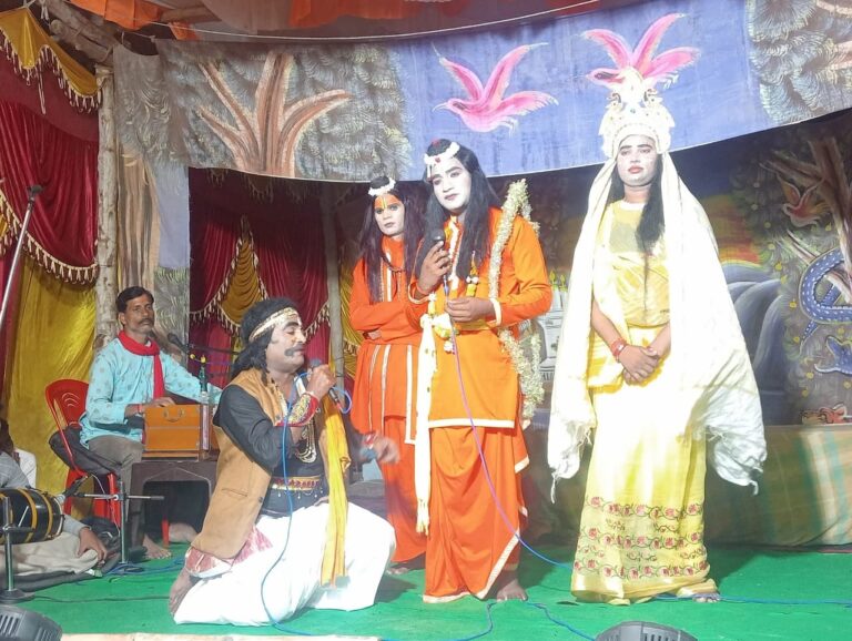 झांसी के समथर के ग्राम करही में चल रही रामलीला में केवट सम्बाद,भरत मिलाप की लीला सम्पन्न हुई ।