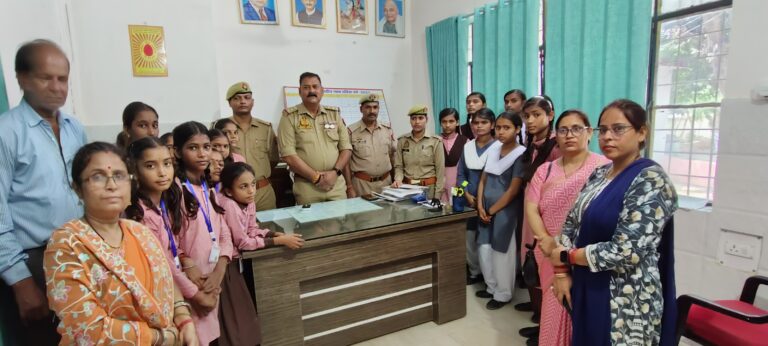 मोंठ में मिशन शक्ति अभियान के तहत मोंठ कोतवाली में छात्राओं को दी गई कानूनी जानकारी।