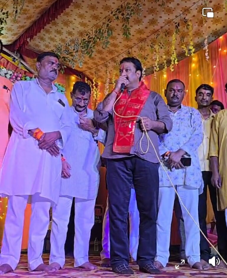 गरौठा=गरौठा के पूर्व विधायक सपा नेता दीप नारायण सिंह यादव ने की दुर्गा आरती, दी नवरात्रि की शुभकामनाएं।