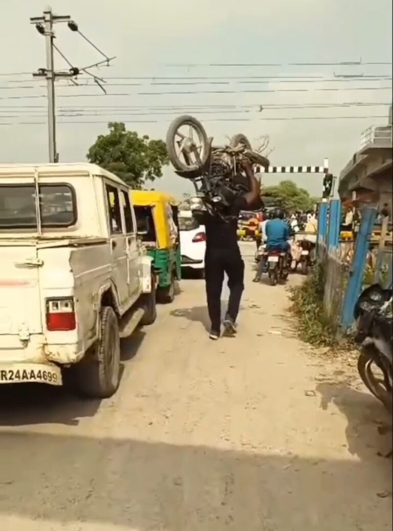 मोंठ में बॉडी बिल्डर युवक ने कंधे पर बाइक उठाकर पार की रेलवे लाइन, वीडियो वायरल