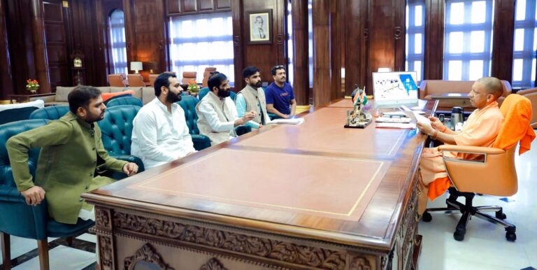 भाजपा युवा मोर्चा के जिला उपाध्यक्ष कपिल मुदगिल ने गरौठा विधायक जवाहर लाल राजपूत के साथ मुख्यमंत्री से की मुलाकात।