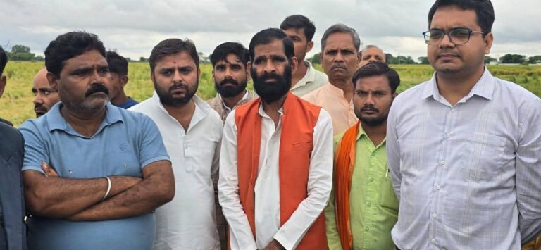 मोंठ: भारी बारिश से धान आदि फसलों को हुए नुकसान की भरपाई के लिए खेतों पर पहुंचकर गरौठा विधायक जवाहर लाल राजपूत एसडीएम मोंठ अवनीश तिवारी ने आंकलन किया।