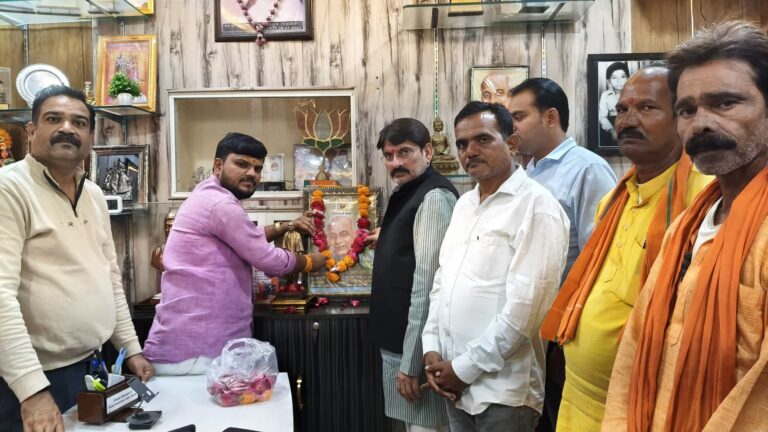 मोंठ। कस्बा मोंठ में मंगलवार को भाजपा नेता गोल्डी निरंजन के आवास पर लौह पुरुष सरदार वल्लभभाई पटेल की जयंती श्रद्धा एवं उत्साह के साथ मनाई गई।