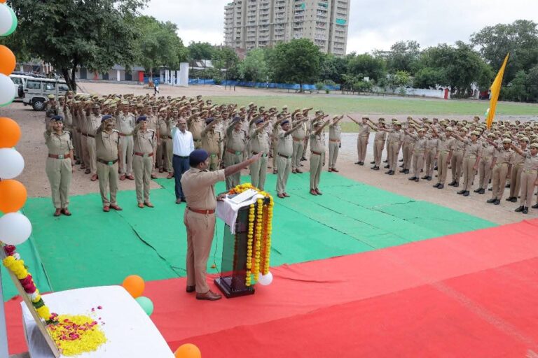 झांसी: पुलिस लाइन झांसी में राष्ट्रीय एकता दिवस पर शपथ&nbsp; समारोह आयोजित।