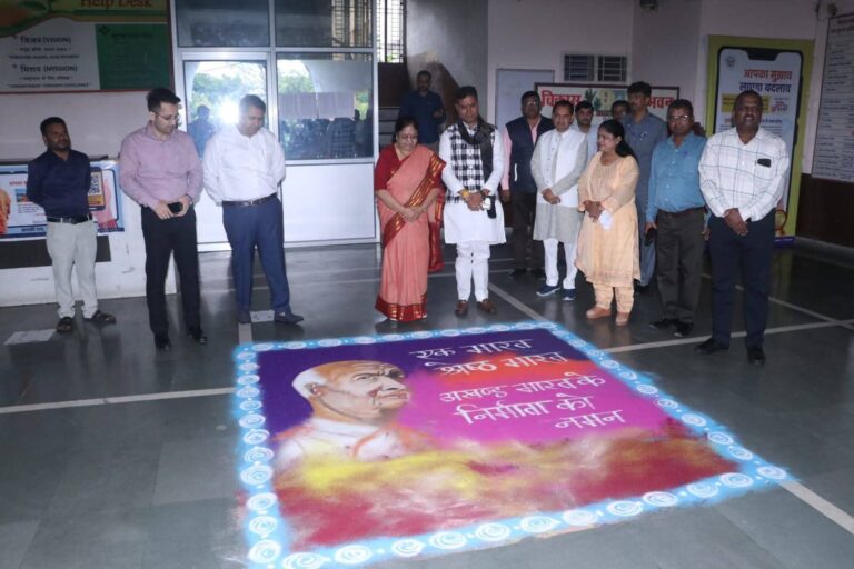 झांसी। लौहपुरुष सरदार वल्लभभाई पटेल जी की जयंती के अवसर पर शुक्रवार को प्रभारी मंत्री बेबी रानी मौर्य झांसी पहुंचीं।