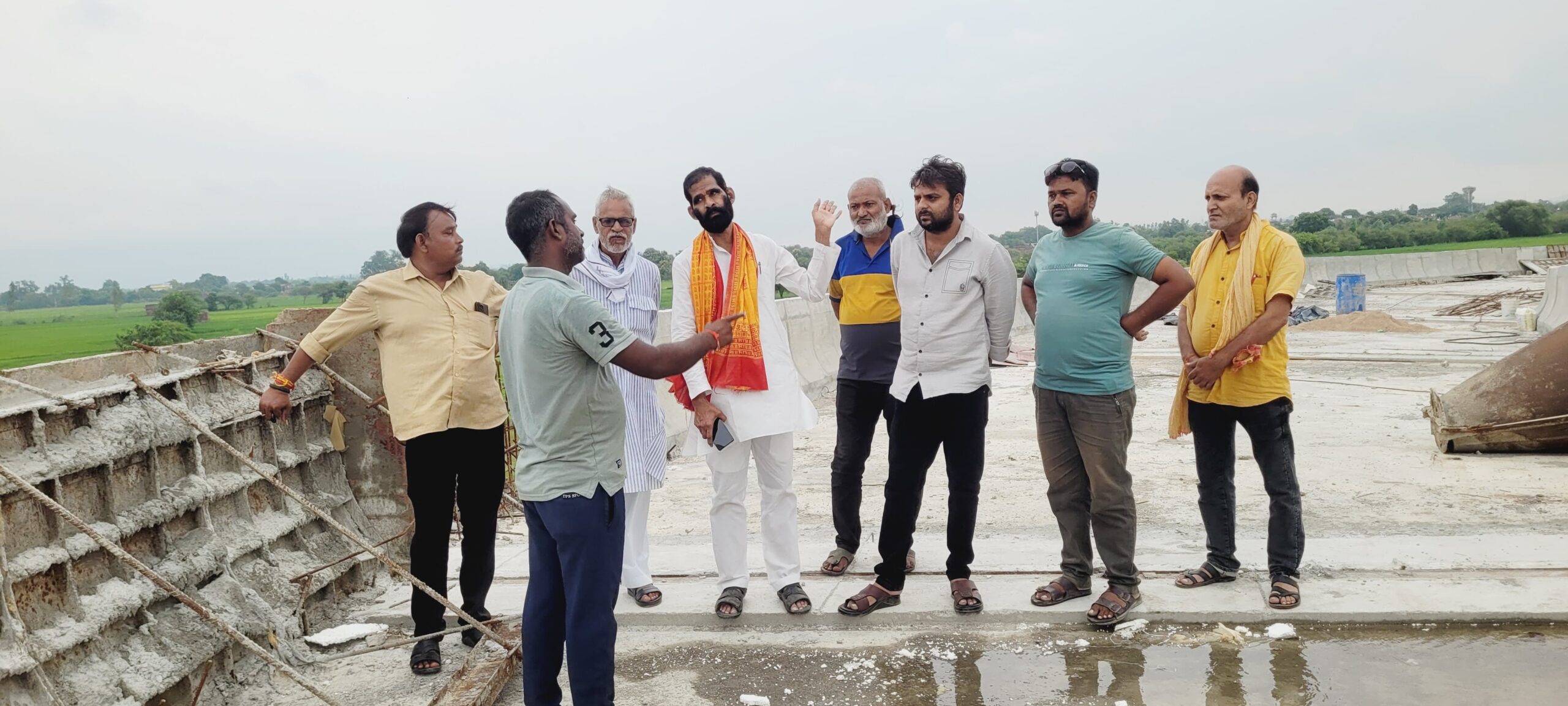 मोंठ–गरौठा विधायक जवाहरलाल राजपूत ने मंगलवार को सेतु निगम द्वारा समथर रोड रेलवे क्रासिंग पर बनाए जा रहे रेलवे ओवरब्रिज के निर्माण कार्य का निरीक्षण किया।