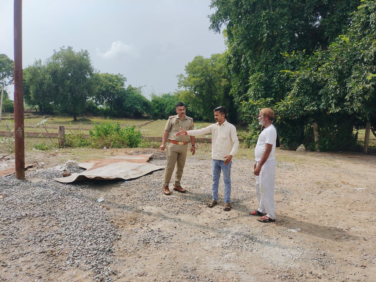 समथर – बुधवार को थानाध्यक्ष योगेंद्र सिंह ने नवदुर्गा विसर्जन एवं रावण पुतला दहन स्थल का निरीक्षण किया ।