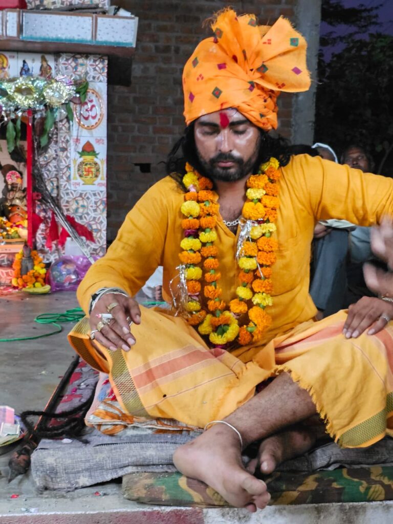 मोंठ: नैना देव सरकार धाम खजूरी में लग रहा दिव्य दरबार, लग रही निःशुल्क अर्जियां