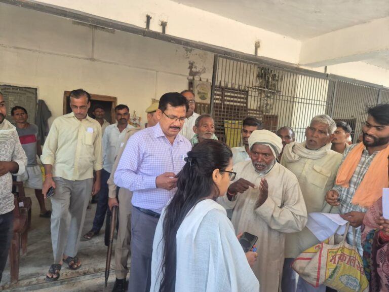 जिलाधिकारी ने किया जुझारपुरा सहकारी समिति का औचक निरीक्षण