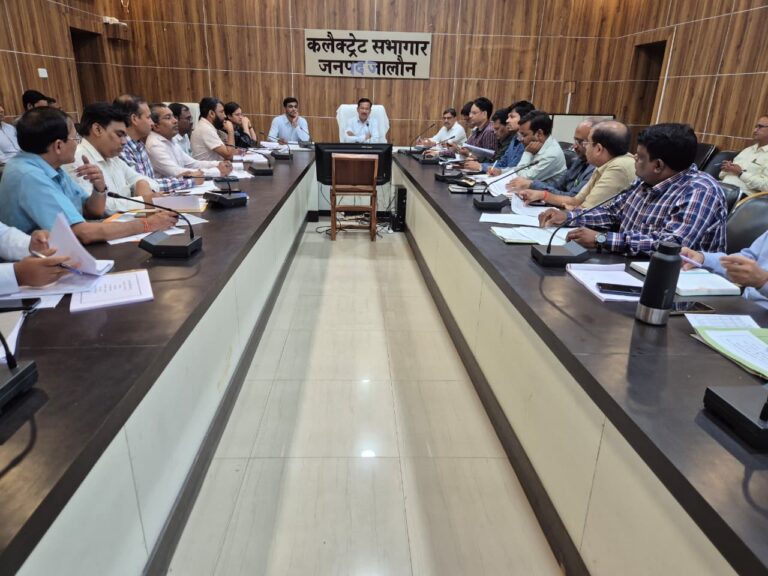 राजस्व वसूली में ढिलाई पर डीएम की सख्ती, लक्ष्य पूर्ण न करने वाले अधिकारियों पर होगी कार्रवाई