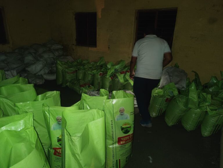 डीएम के निर्देश पर नकली खाद बनाने का कारखाना पकड़ा गया।