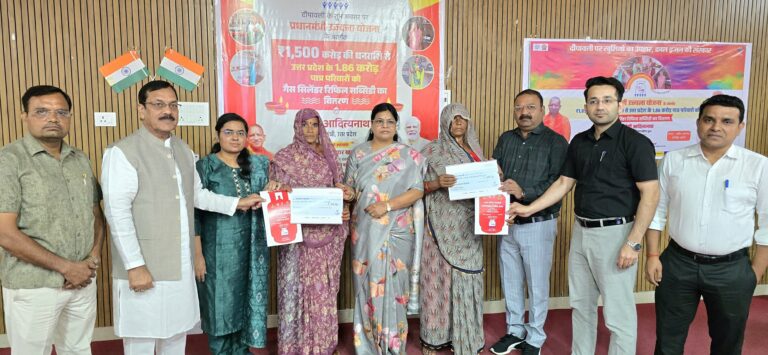 दीपावली पर उज्ज्वला योजना से हर घर हुआ रोशन — लाभार्थियों को मिला नि:शुल्क गैस सिलेंडर