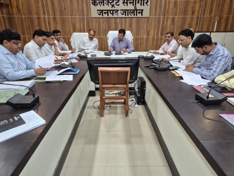 जिलाधिकारी की सख्त कार्यवाही, विकास योजनाओं में ढिलाई पर 13 अधिकारियों का वेतन रोका